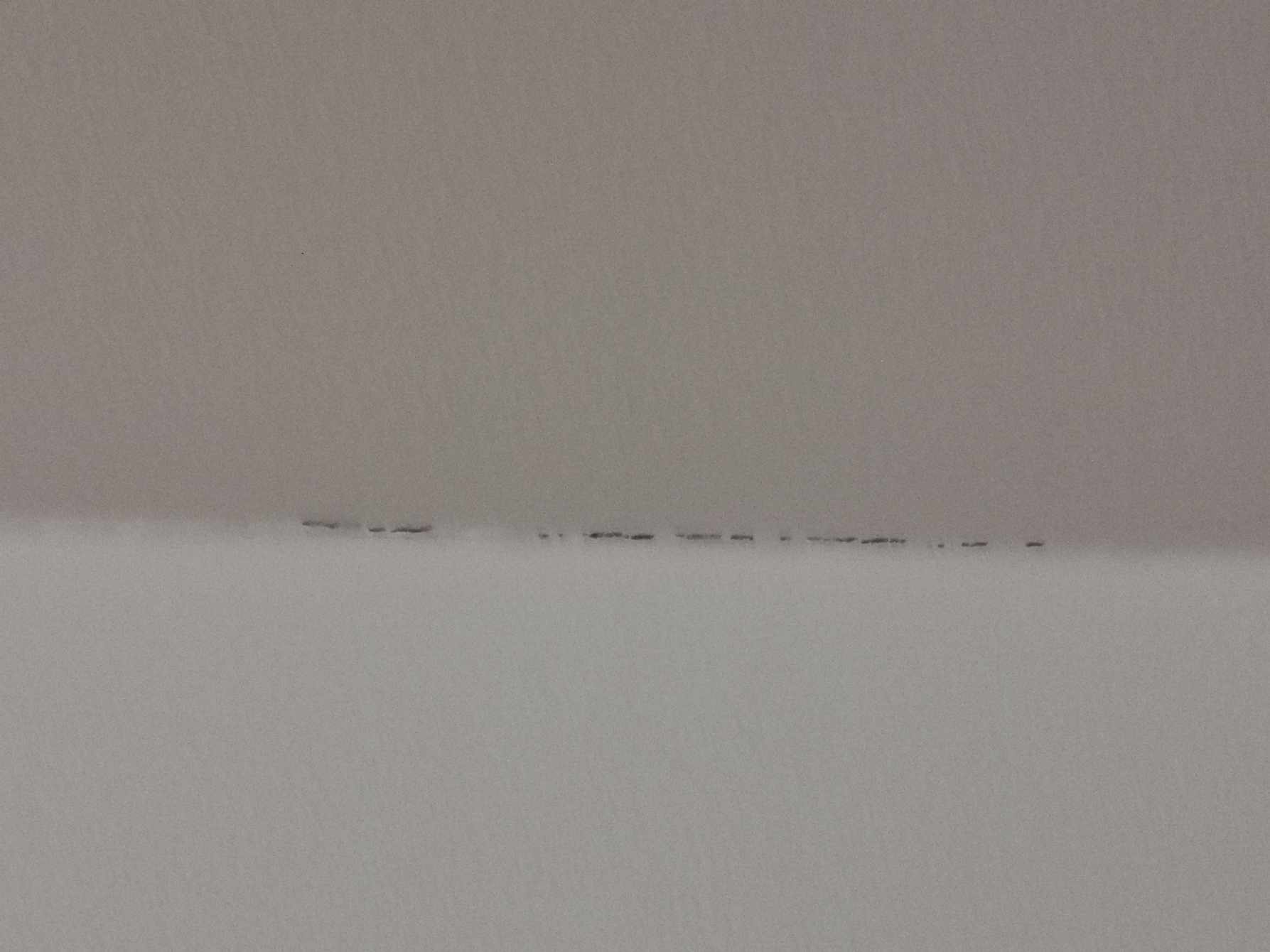 Fjerne gamle fuger ved vægkant og loft kant samt nye flotte og holdbare fuger