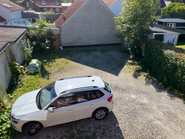 Fjerne ukrudt i baggård