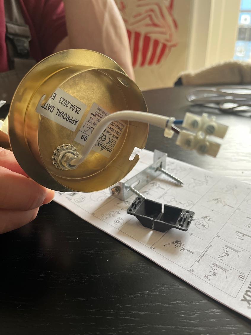 Skal sættes dæksel over lampe udtag og sættes lampe op