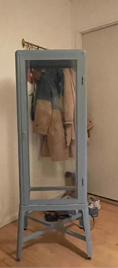 Afhentning af mindre vetrineskab