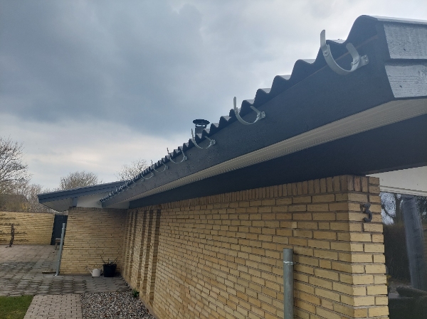 Opsætning af Zink-tagrender. Rendejern er sat op og vi har tagrenderne, nedløbsrør m.m.. 