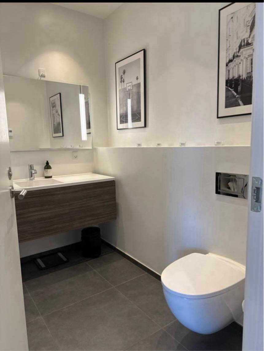 Rengøring og afkalkning af badeværelse