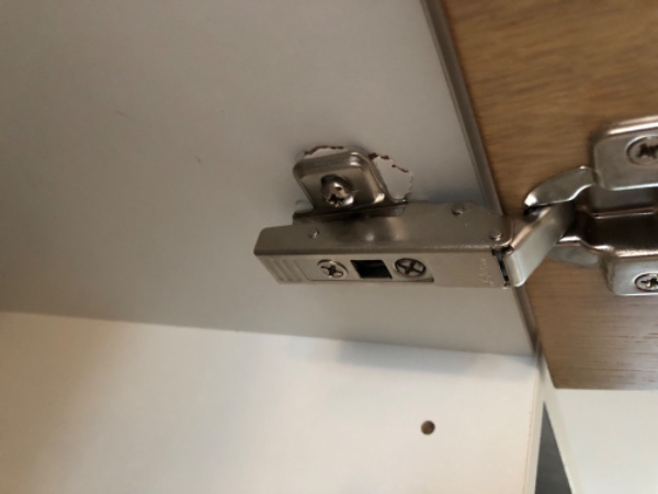 Reparation af et køkkenskab