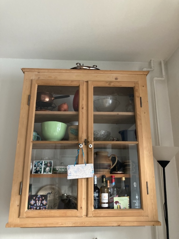 Opsætning af et skab med skruer og rawlplugs