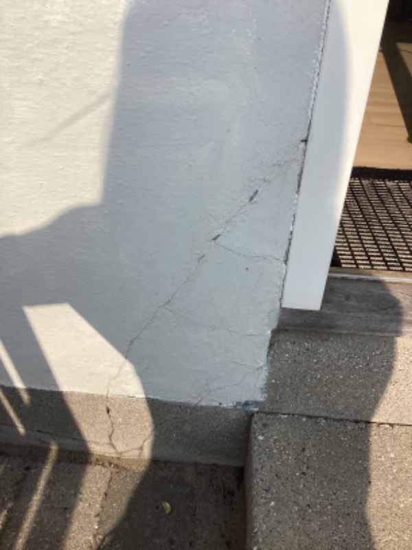 Ydervægge - der er nogle revner, som skal udkradses/efterfuges i mur/sokkel - ny fliser på trappe