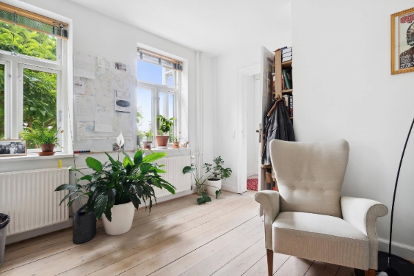 Indvendig maling af komplet ejendom. Byhus i Aarhus C, 3 etager. Boligarealet er 136 kvadratmeter stort, som er fordelt på 5 værelser.