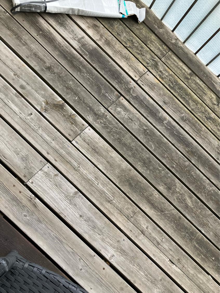 Fjerne brædder fra en altan og montere den dem igen efterfølgende.