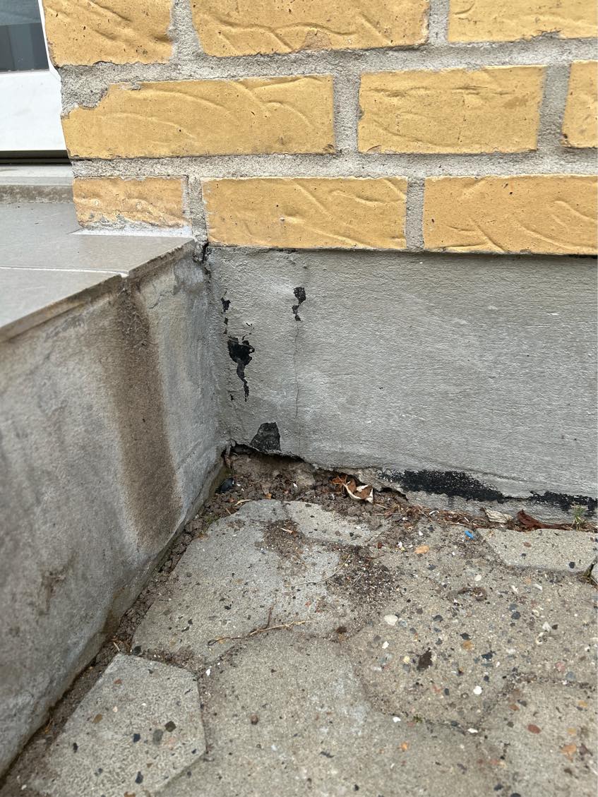 Murer-arbejde: Løs mursten og enkelte skader på sokkel og trappe skal udbedres