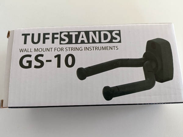 Ophængning af 3 lamper i loft og 3 guitarholdere og 2 malerier i væg. Nybyg med betonloft og væg.