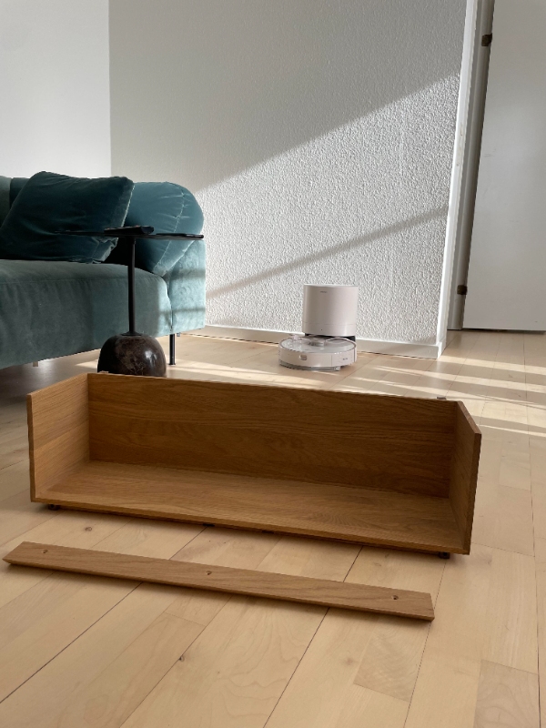 sætte tre hylder hænge tre lamper og et maleri.