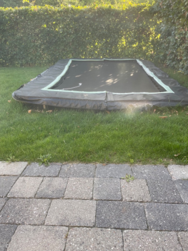 Nedgravning af oval havetrampolin