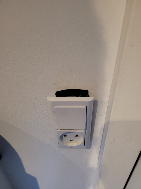 Skift af Ethernetstik i væg og fastsætte stikkontakt