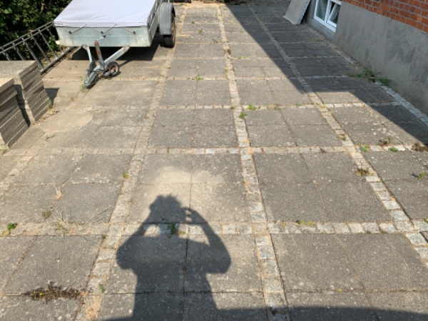 Luget indkørsel og terrasse