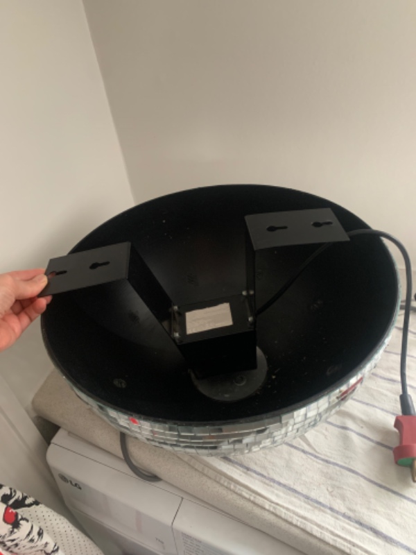 Opsætning af en halvdiskolampe i loftet