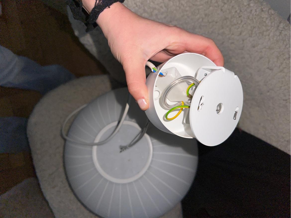 Hænge lampe op og sætte til elektricitet