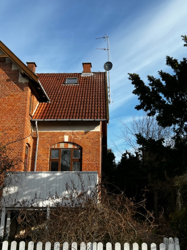 Skal have pillet antenne ned fra tag