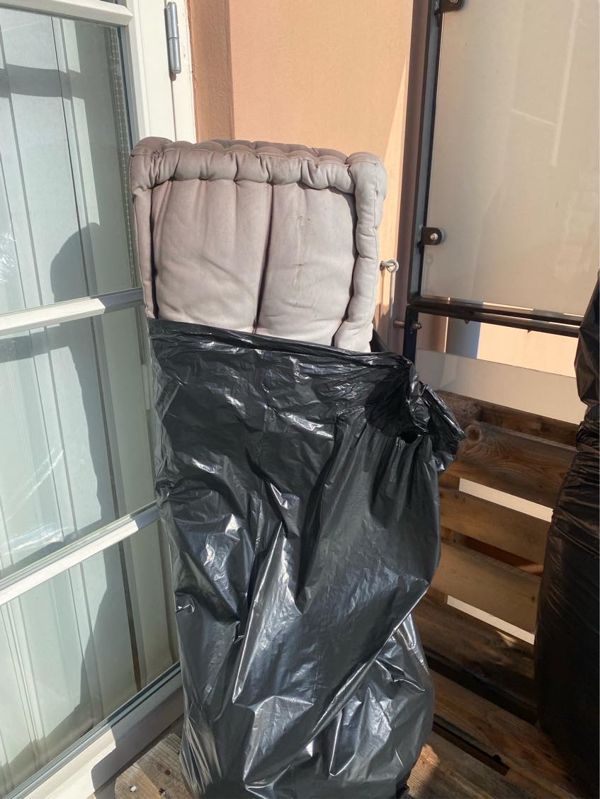 Hjælp med at afhente altan hynder til storskrald