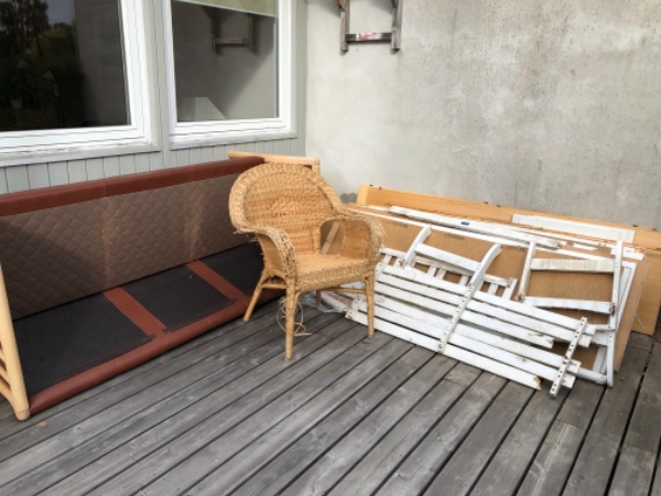 Bortkørsel af kasserede møbler til genbrugsstation/omlastestation.