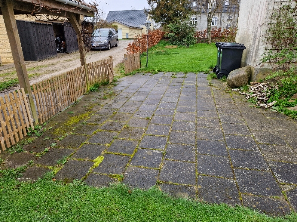 Fjernelse af ukrudt på fliseterrasse