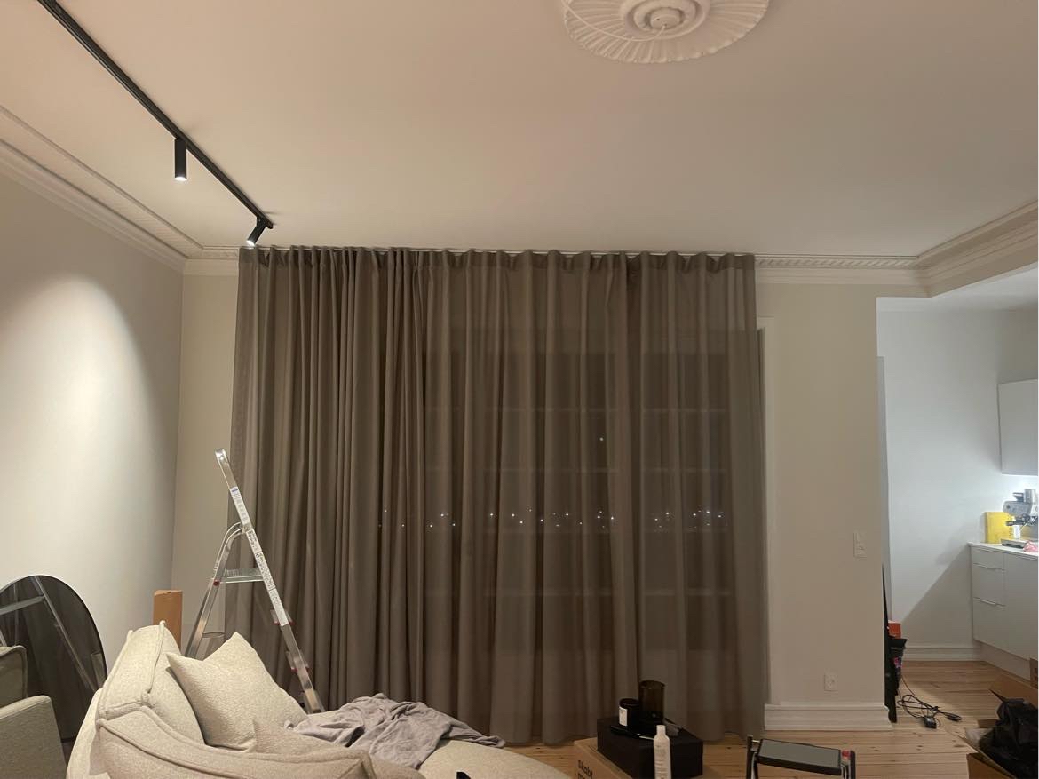 Rykke gardinstang i loftet + sætte spejl op.