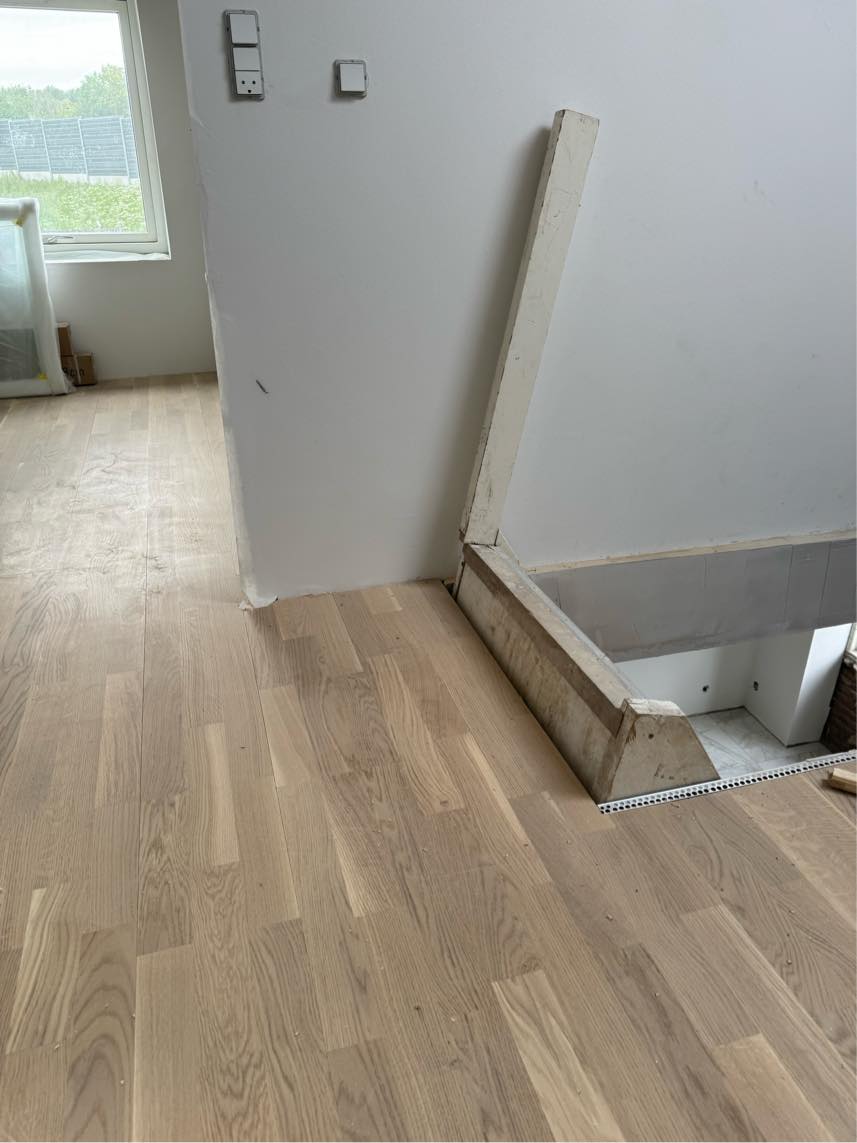 Indstalleret trappe og få den slibt