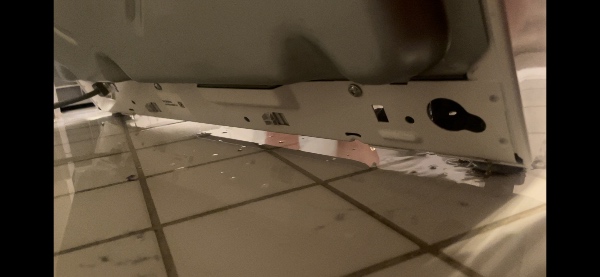 Reparation af vaskemaskine - der løber vand ud i bunden.