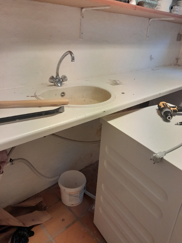 Skruet bordplade løs og  fjernet den