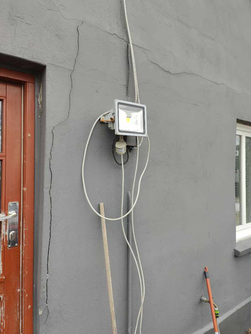 Skal have ordnet en væg der revner på mit hus.