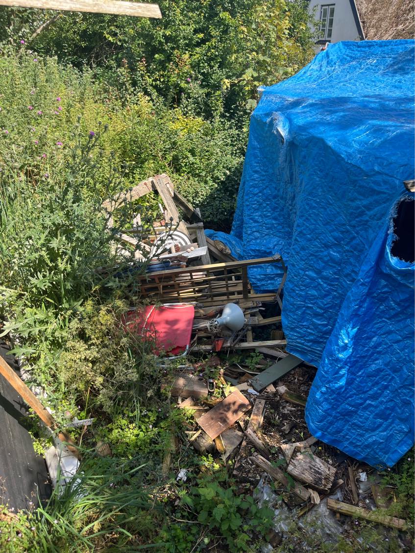 Rydde skrald på genbrugspladsen