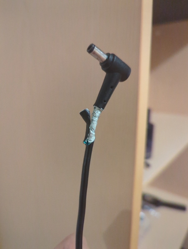 Oplader kabel som er gnavet åben, opladning virker men stopper i nogle positioner
