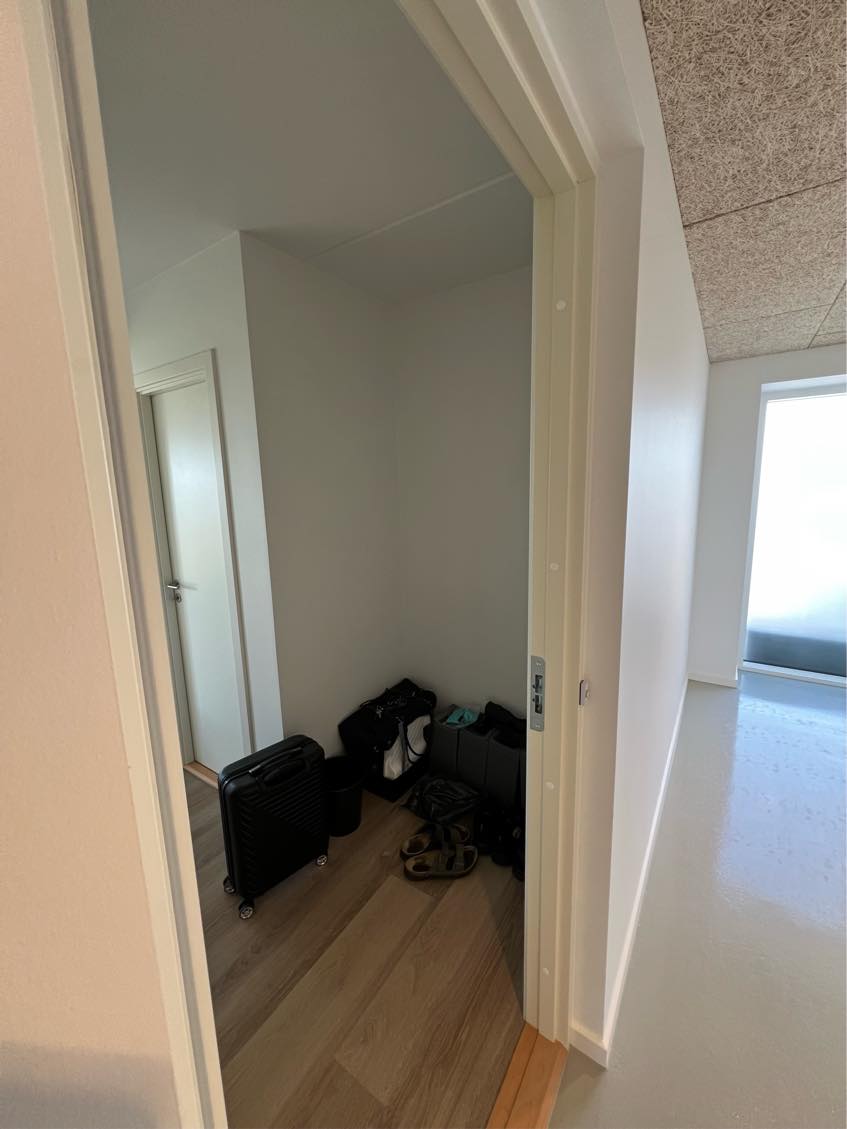 Jeg søger hjælp til, at få lavet nogle hylder/opbevaring tilpasset min entré.