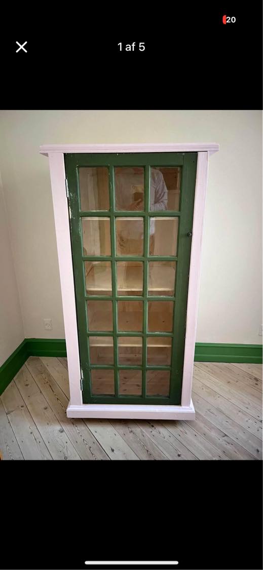 Flyt af vitrineskab