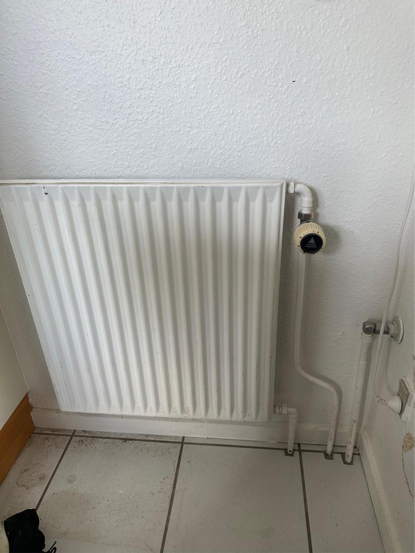 Fjernelse af radiator og tilskæring af vandrøret.