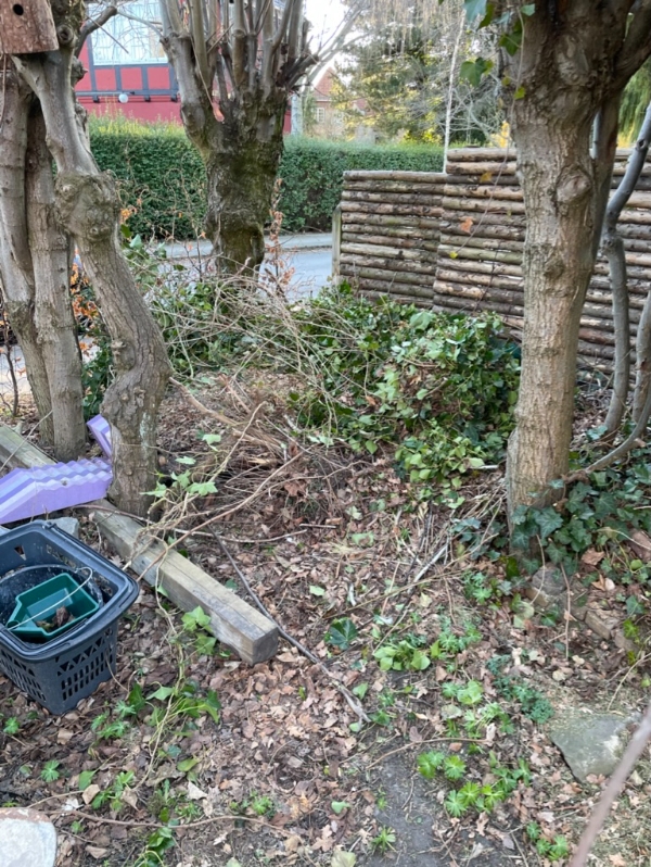 Fjerne bunke af haveaffald