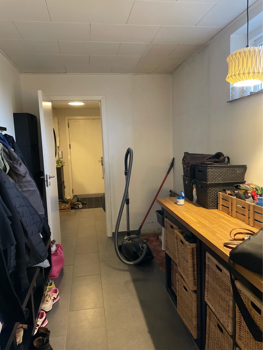 Malet bryggers, vægge, loft. Paneler og døre