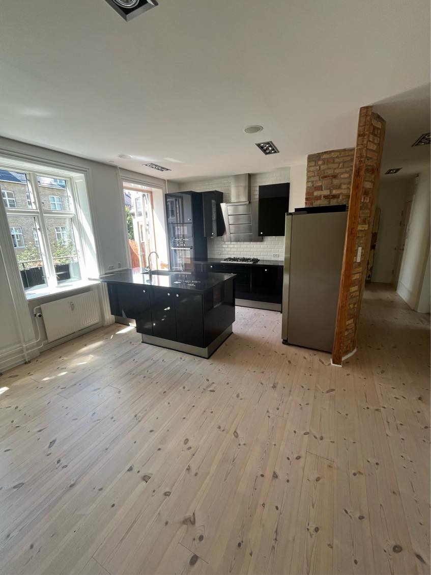 Slibe gulv inkl. lakering med hvid matlak