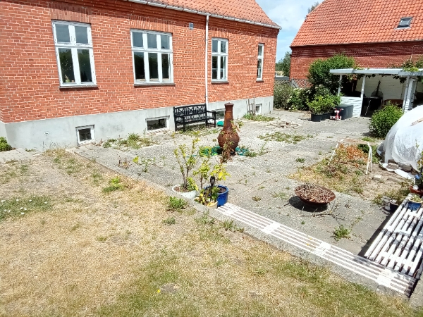 Fjernelse af fliser og støttemuren