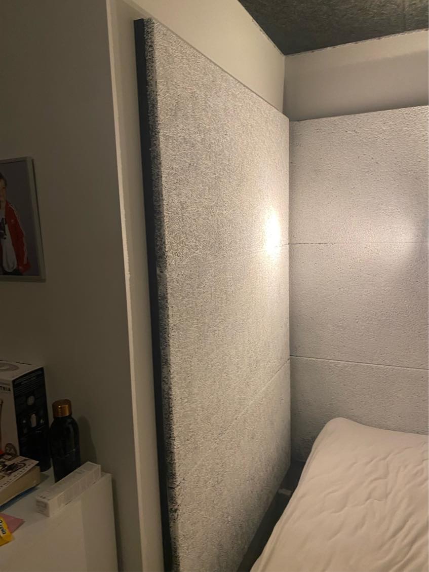 Nedtagning af plader i loft , flytning af seng til andet sted