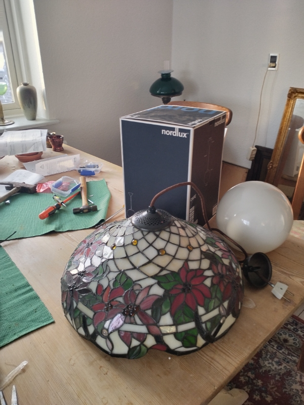 Opsætning af temmelig tung Tiffany lampe over spisebord i pudset loft samt forankring af skoskab i v