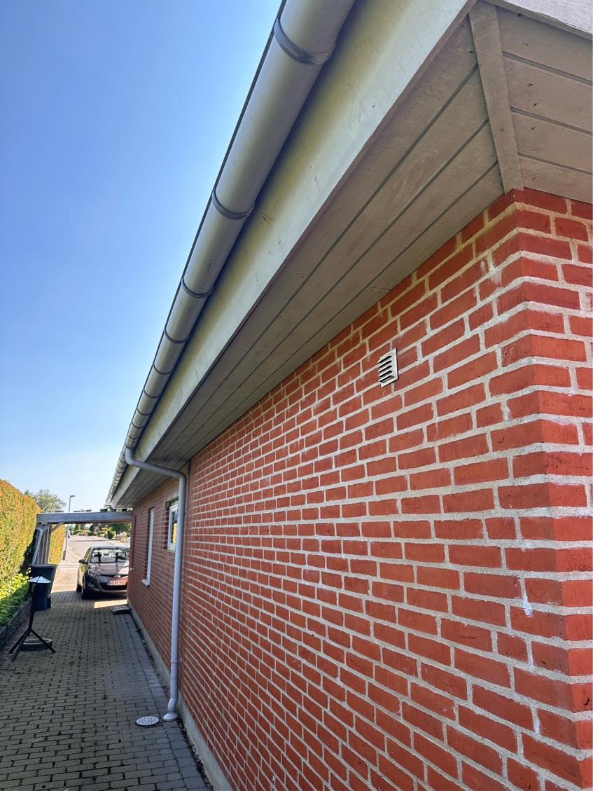 Maling af udhæng på hus