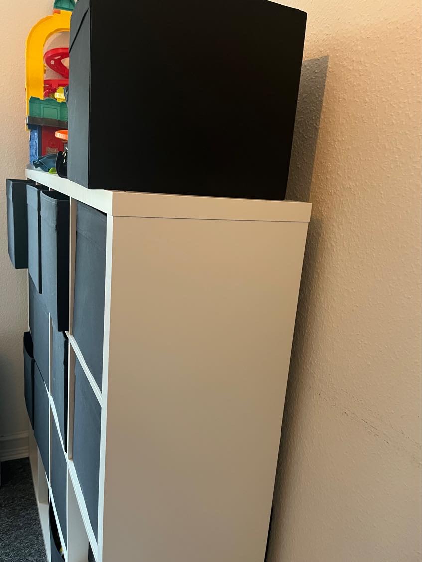 Samling af køjeseng og montering af beslag på rumdeler