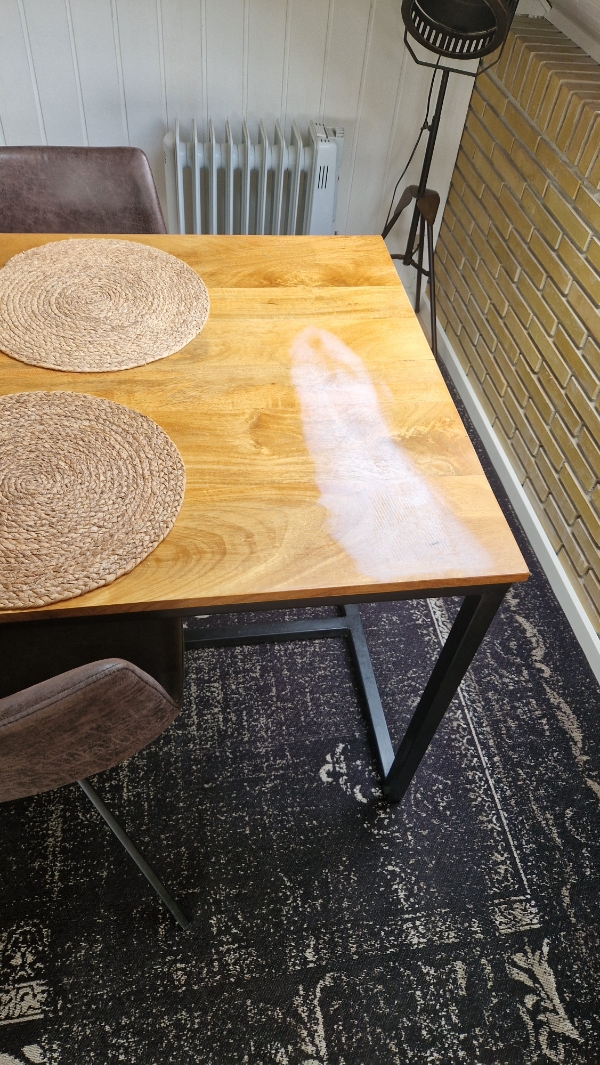 Afslibning og lakering af bordplade