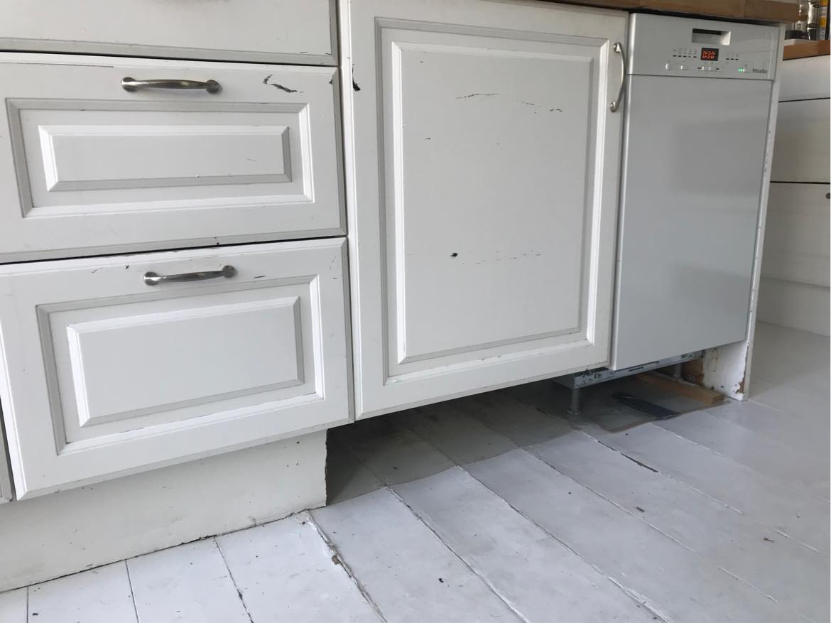 Diverse små tømrer opgaver i køkken - afmonterimg af en træplade og montering og tilskæring af sokkel ( frontpanel ) Lidt fugning. Ps: disse er hasteopgaver, men jeg har em del flere tømreropgaver, så hvis arbejdet fumgerer godt og timeprisen er fair er der flere og også større opgaver at tage fat på.