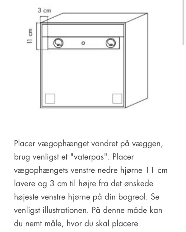 Sat 2 reoler op på væggen
