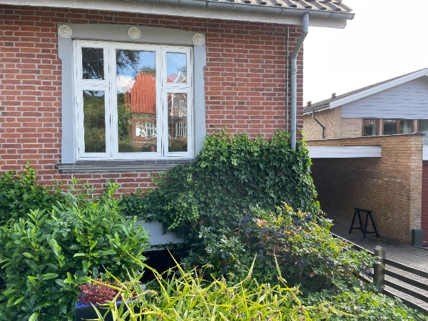 ukrudt af flisegang og fliseterrase samt klip af kant i græsplæne