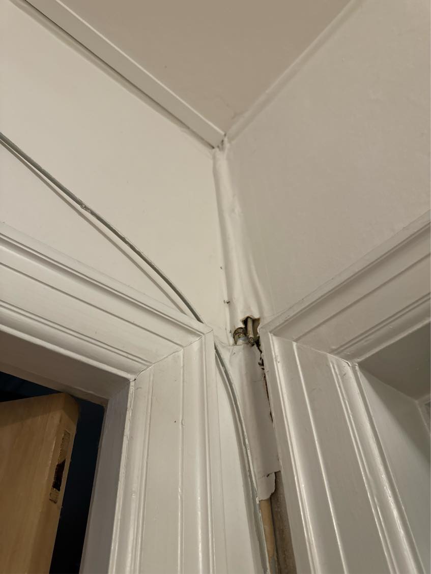 Ledninger der stikker ud af væggen. De skal væk eller reduceres men ved ikke helt hvad og hvor de høre til så det skal være en der er elektriker og kan arbejde med el/kabler