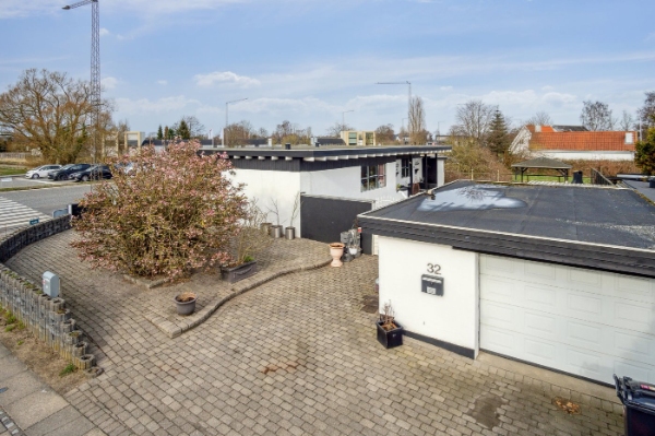 Fliselægning / anlægning af parkeringsplads på en 566m2 grund med et hus på 110m2.