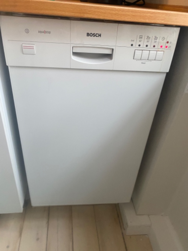 Udskift lille opvaskemaskine på 45cm bred og nedbring den gammen ned fra 4.sal