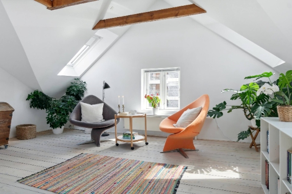 Indvendig maling af komplet ejendom. Byhus i Aarhus C, 3 etager. Boligarealet er 136 kvadratmeter stort, som er fordelt på 5 værelser.