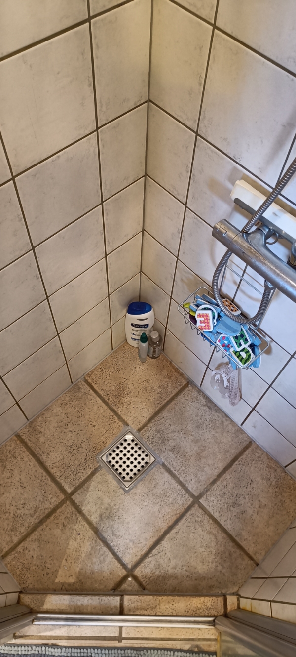 Skift af klinker i bruseniche og dræn, 1x 0.8 meter  2.30 m. Høj